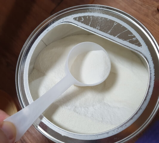 스푼과 단백질 분말