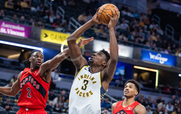 미국 프로농구(NBA)에서 인디아나 선수가 슛을 날리고 있다