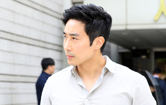 해군 특수전전단(UDT) 대위 출신 유튜버 이근이 최근 무면허 운전이 적발된 것에 대해 황당한 입장을 내놨다. 사진은 이근이 지난달 17일 서울 서초구 서울중앙지법에서 열린 '여권법 위반 및 교통사고 뺑소니 혐의' 관련 1심 선고공판을 마친 후 법원을 나서고 있는 모습. [사진=뉴시스]