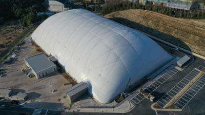 알트태그-경주 보문관광단지 인근에 건립된 에어돔 축구 경기장입니다. 공식 경기장 규격에 일부 관중석도 갖추고 있습니다. 4계절 내내 축구가 가능한 시설입니다.