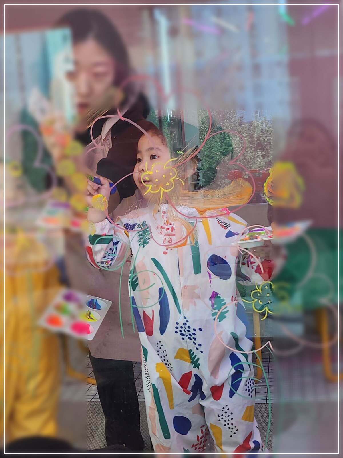 용인-키즈카페에서-창의적인-미술-활동을-하는-아이&amp;#44;-유리창에-꽃을-그리며-즐거운-시간을-보내고-있다.