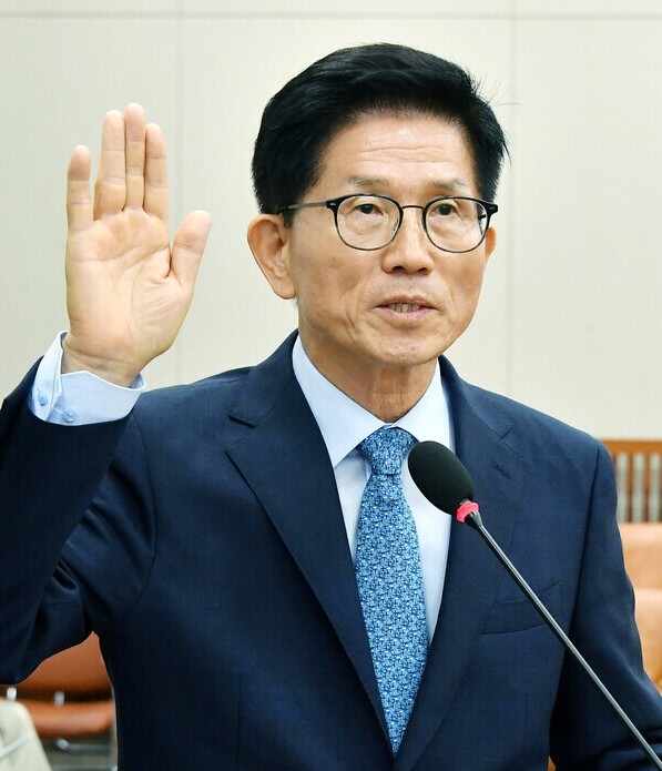 마이크앞에서있는-안경쓴남성의모습