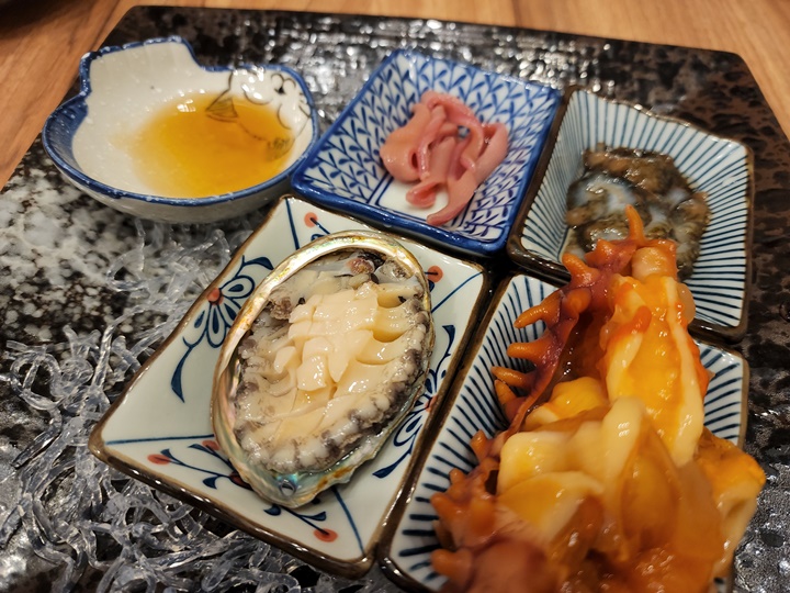 전복, 개불, 해삼, 멍게, 참기름장