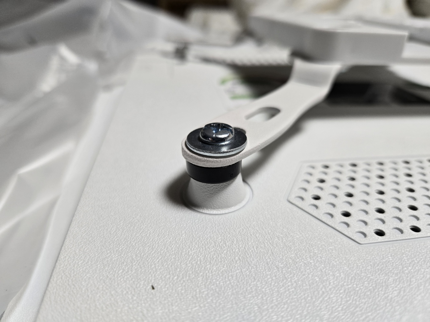 티브이-후면-배사홀-조립