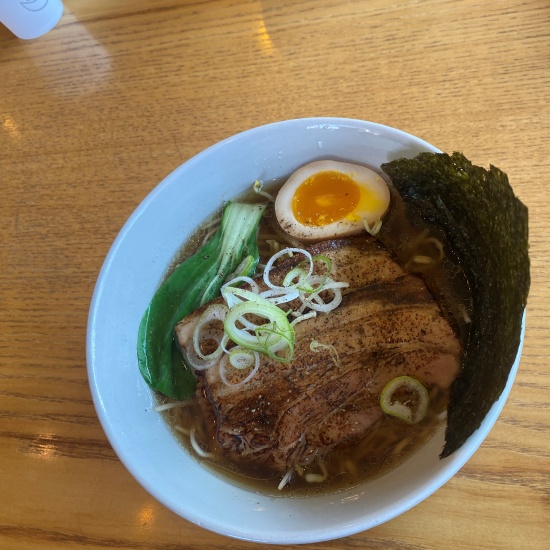 그릇에 차슈&amp;#44; 계란&amp;#44; 김&amp;#44; 청경채가 라면과 함께 담겨 있습니다.