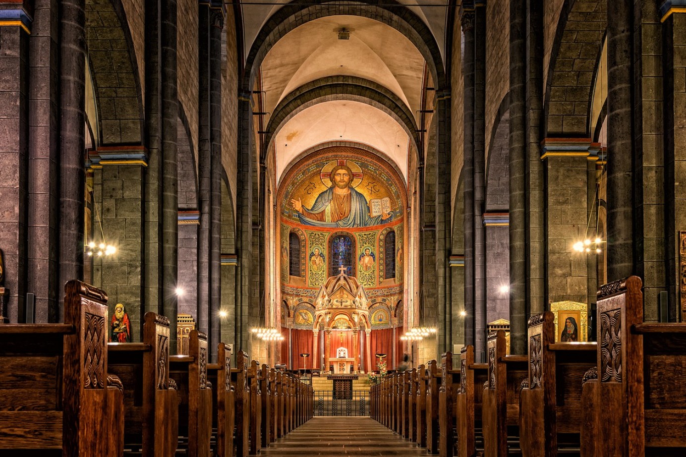 따뜻한 색감의 조명을 사용한 교회