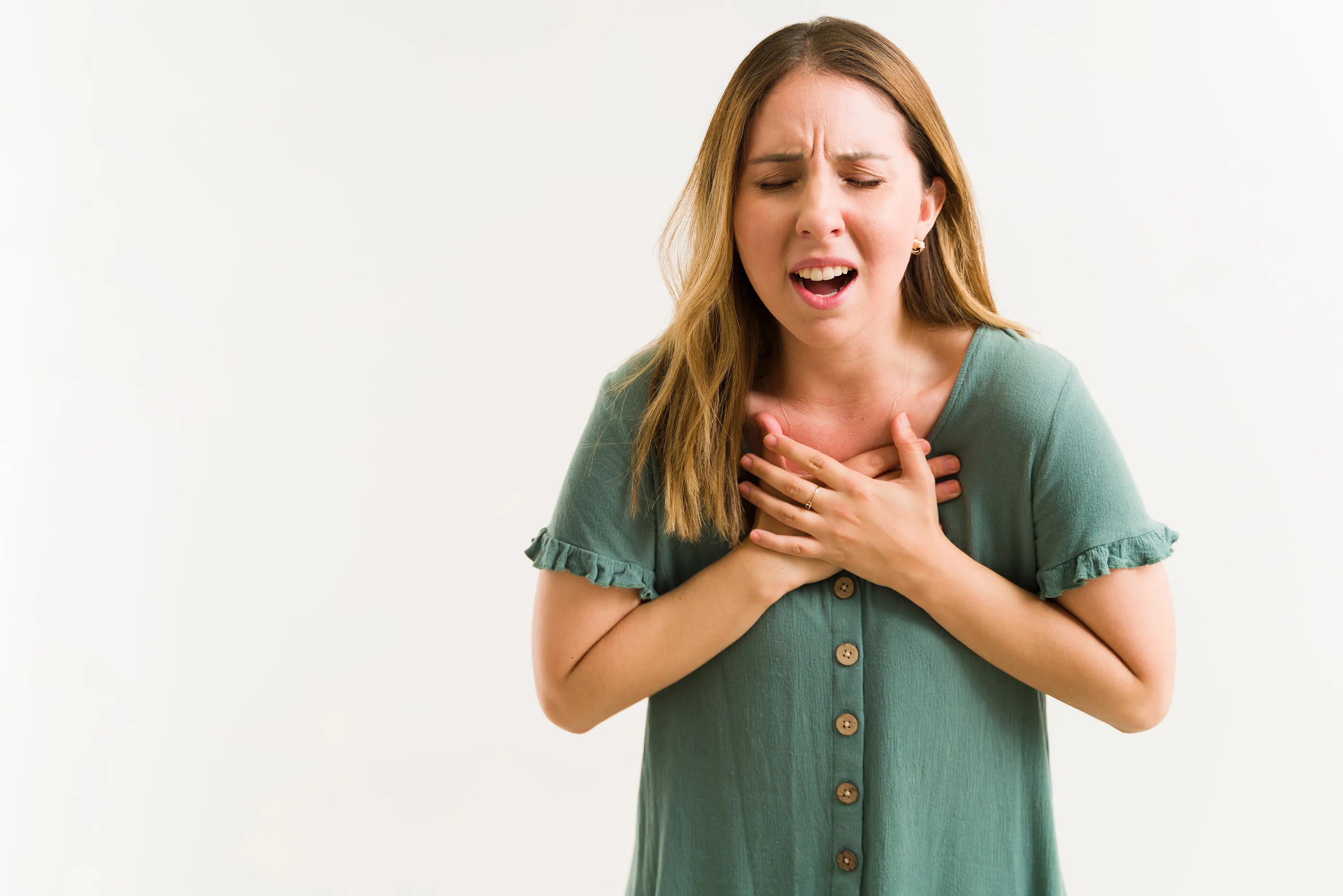 심장이상-가슴이-답답한-여성