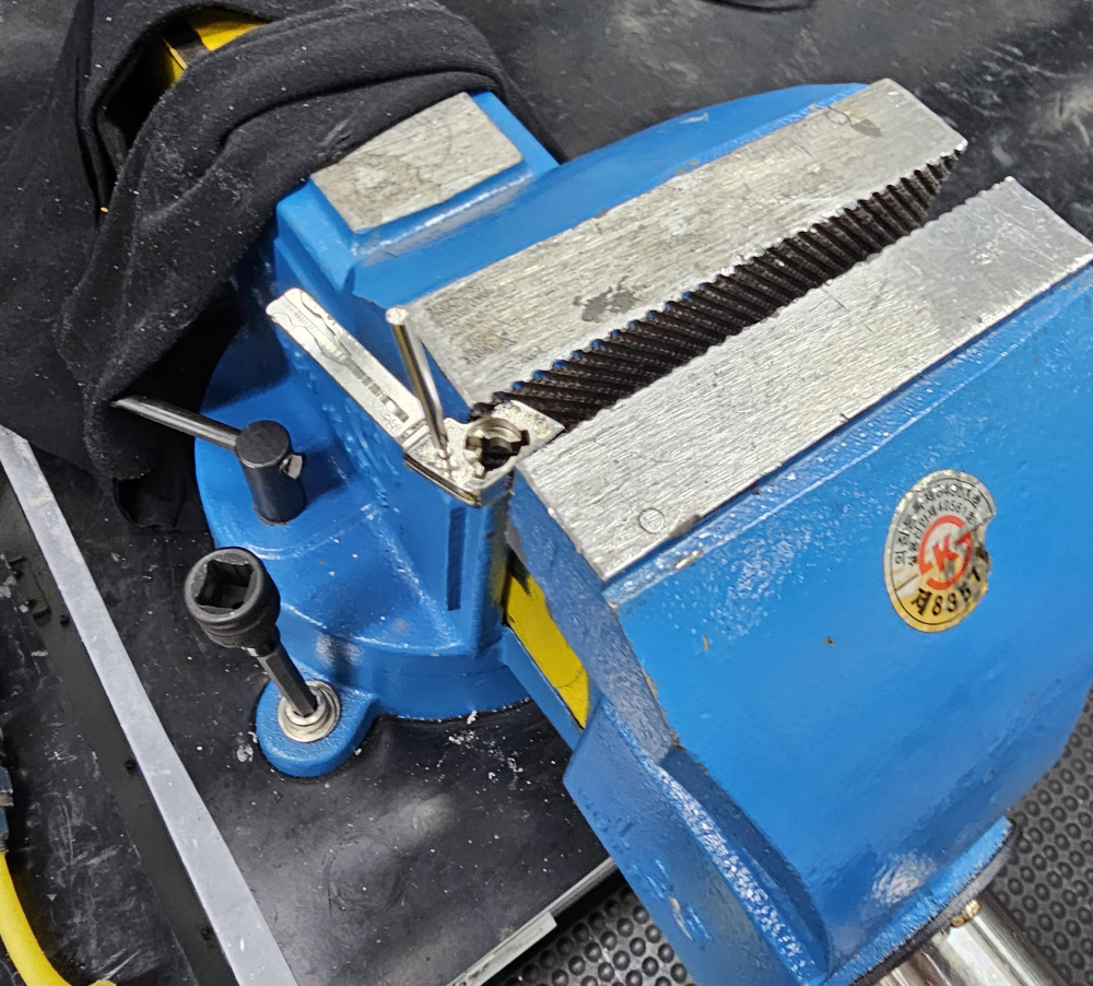 헤드부에 물리고 때리기