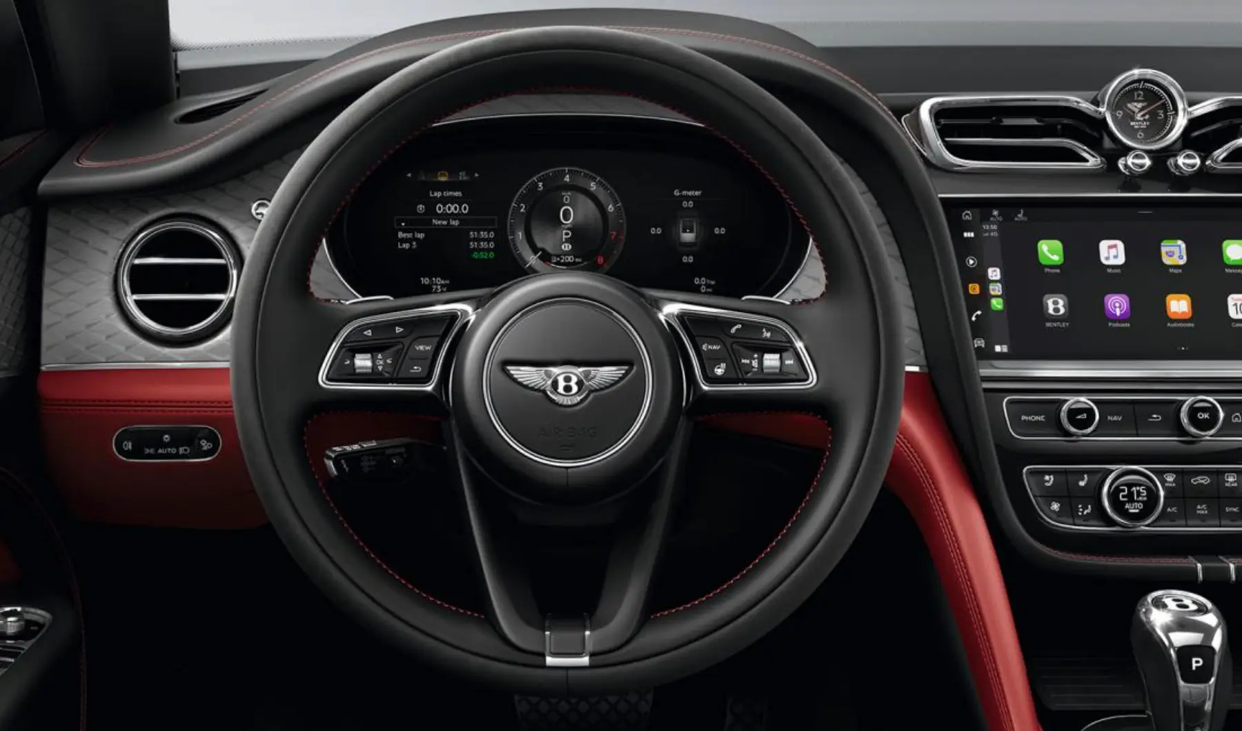 차량안 검은 핸들과 그옆 검은색과 붉은색이 섞인 데시보드