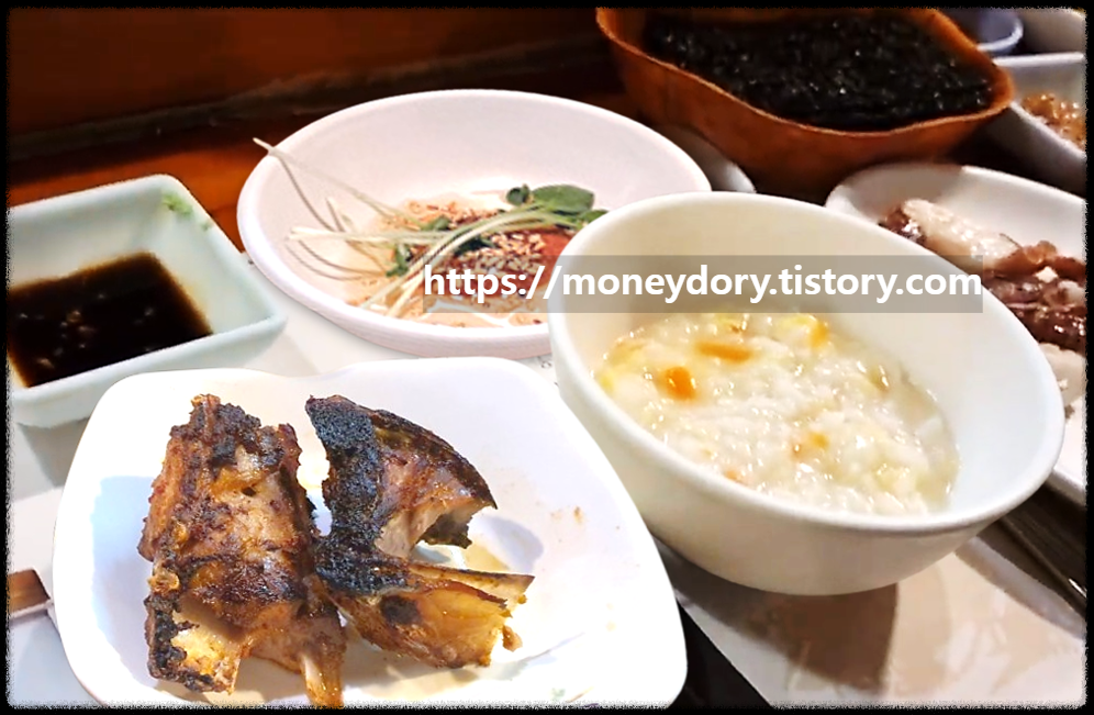 참치 구이와 죽&amp;#44; 문어 숙회와 소스류가 차려진 모습