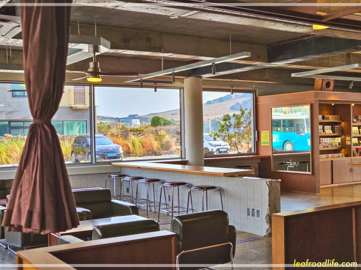 프릳츠-카페-제주-성산점-빈티지-인테리어