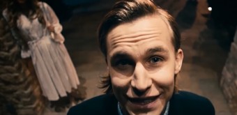 영화 퍼지에서 등장인물이 카메라를 응시하며 소름 끼치는 미소를 짓는 장면