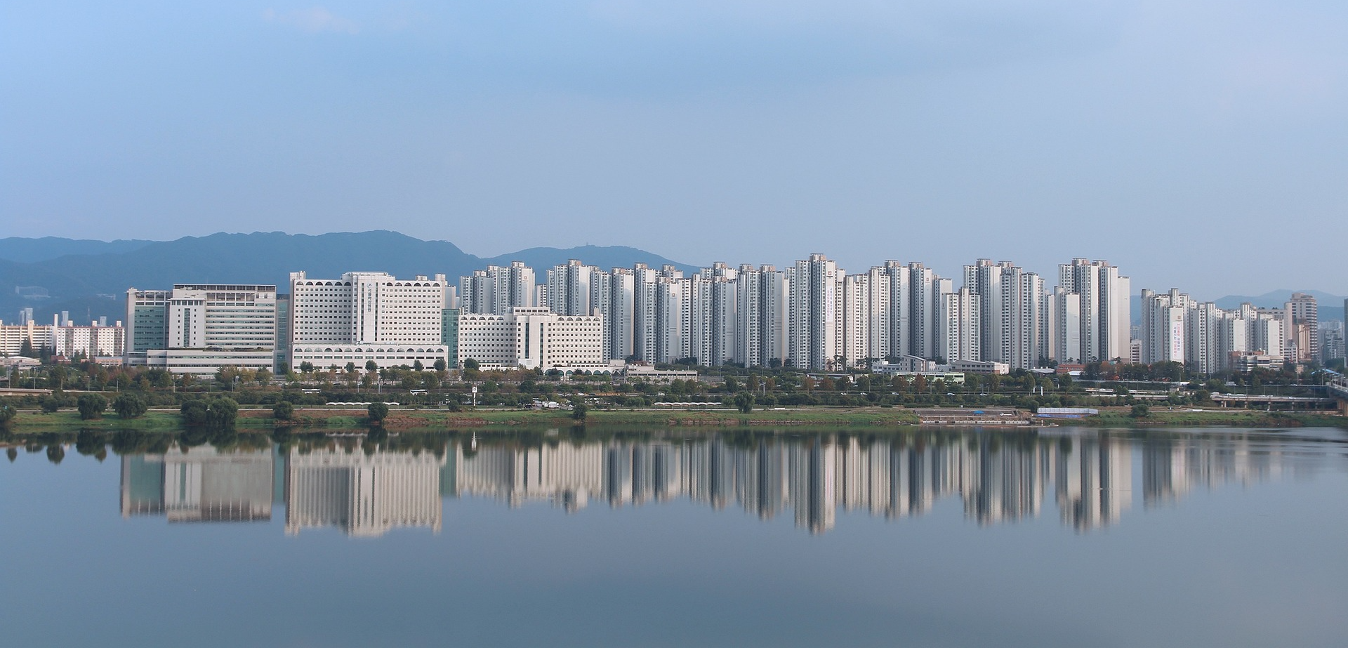 내 집 마련의 꿈을 상징하는 대규모 아파트 단지들의 전경 사진