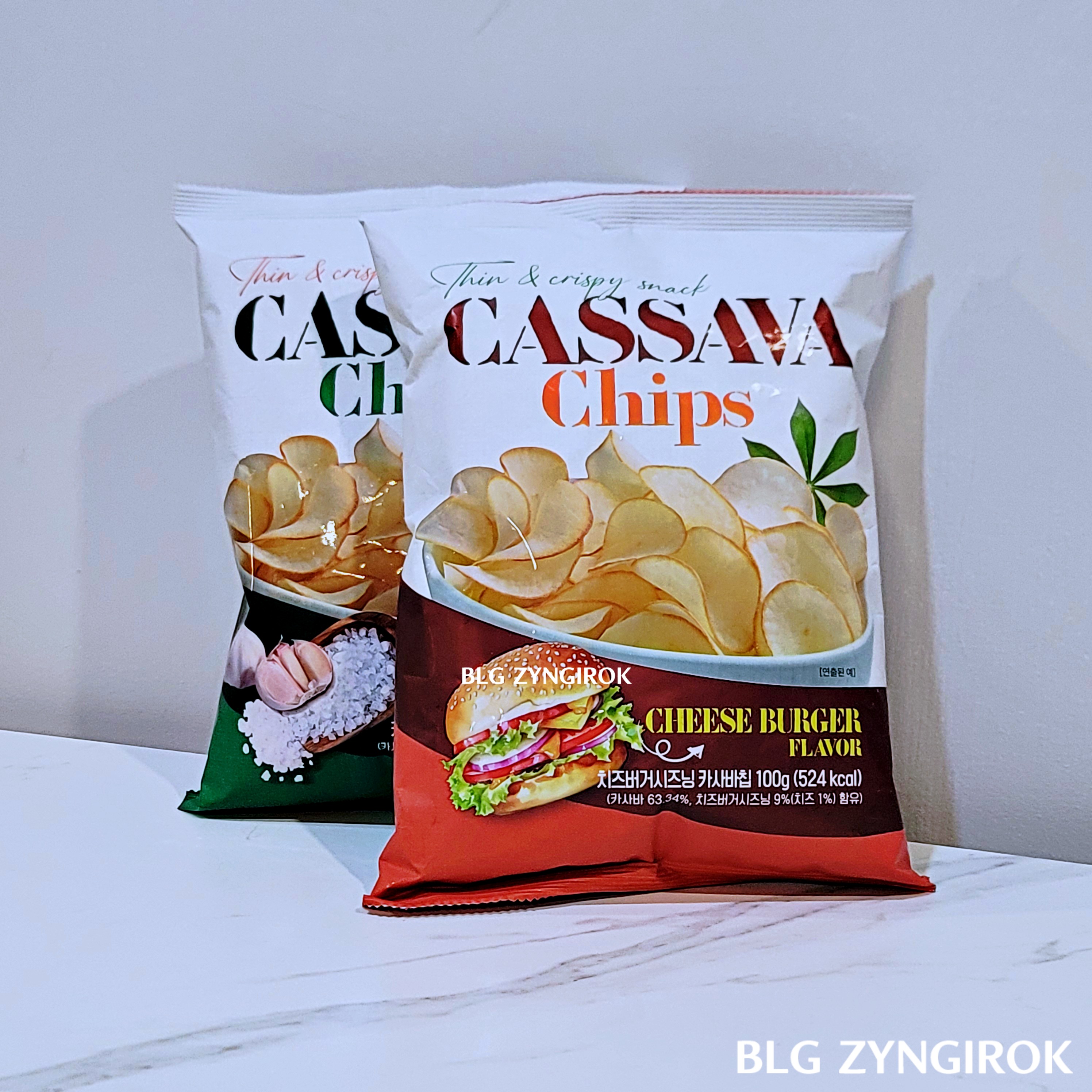 노브랜드 판매중인 카사바칩 - 카사바칩 치즈버거시즈닝이 테이블 위에 놓여있다.