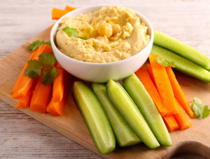 오이 스틱과 허머스