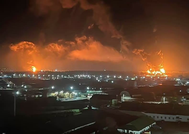 러시아 석유창고 및 군사기지 두번째 거대한 폭발 발생 VIDEO: CCTV captures moment Russian oil depot explodes and catches