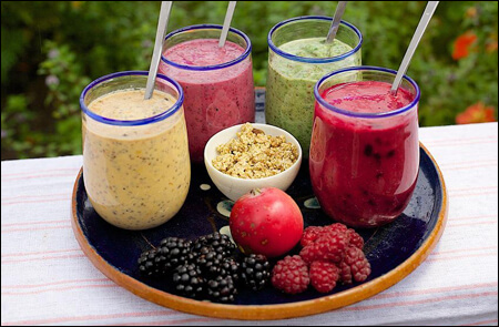 다양한 과일을 넣은 스무디 컵들