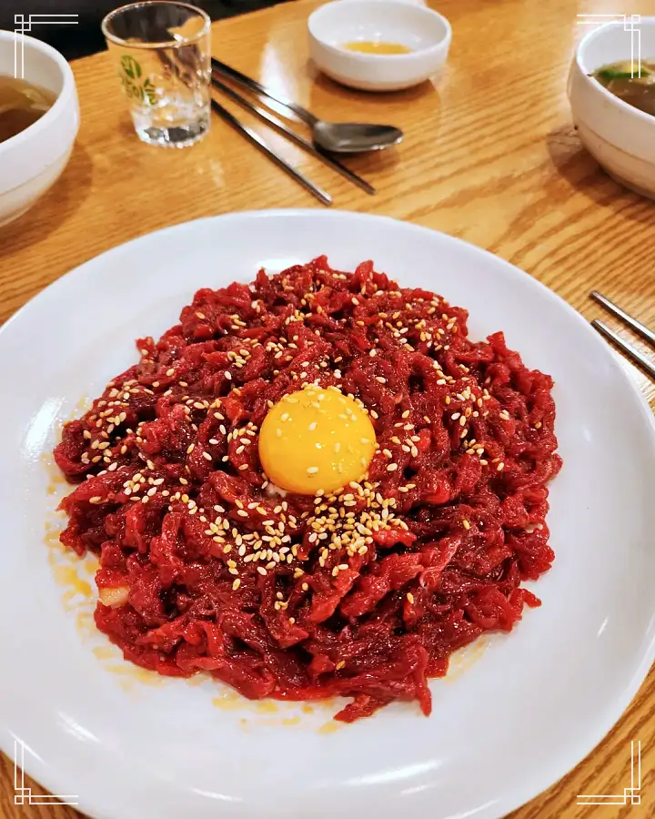 진심 가득 건강 담은 맛 종로 5가 맛집 추천 생방송투데이 육회 육회비빔밥 육사시미 육회탕탕이 주말 8백 인분 완판 광장시장 필수 코스 오늘방송 소문의 맛집