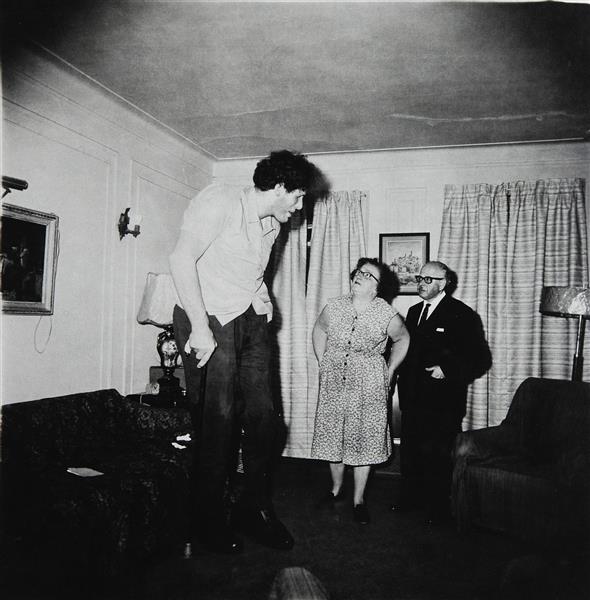 A Jewish giant at home with his parents in the Bronx by Diane Arbus