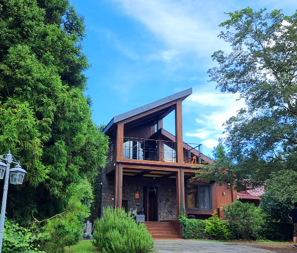 제주도 소길별하 메인 전경 숲과 산책로 사이에 별장과 같은 모습