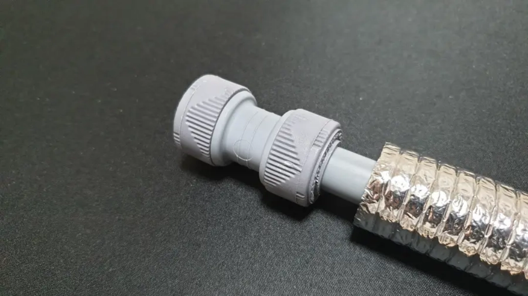 에이콘 배관에 연결 배관 부속 끼운 모습