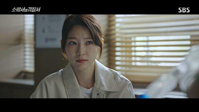 수술을 마친 진호개가 깨어나기를 바라며 눈물을 보이는 송설의 모습입니다.