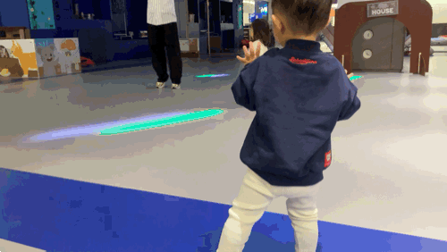 트니트니 플러스 센터에서 아기가 춤추는 GIF