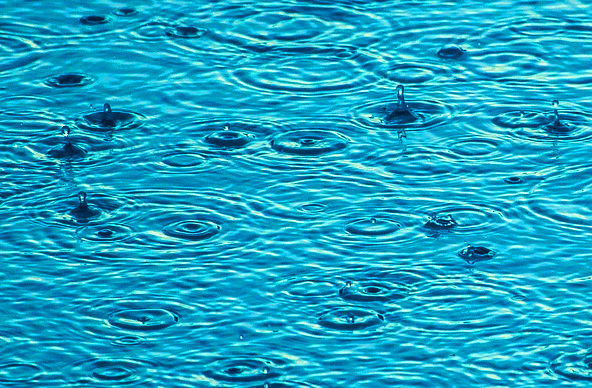 파란 호수에 장마비가 덜어진다. 동그란 물파장들이 가득하다.