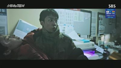 봉안나를 구조하고 있는 봉도준