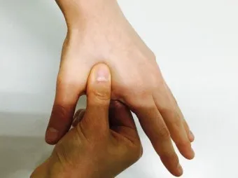 회사에서 졸릴때 잠깨는 혈자리 지압법 효과적 방법_7