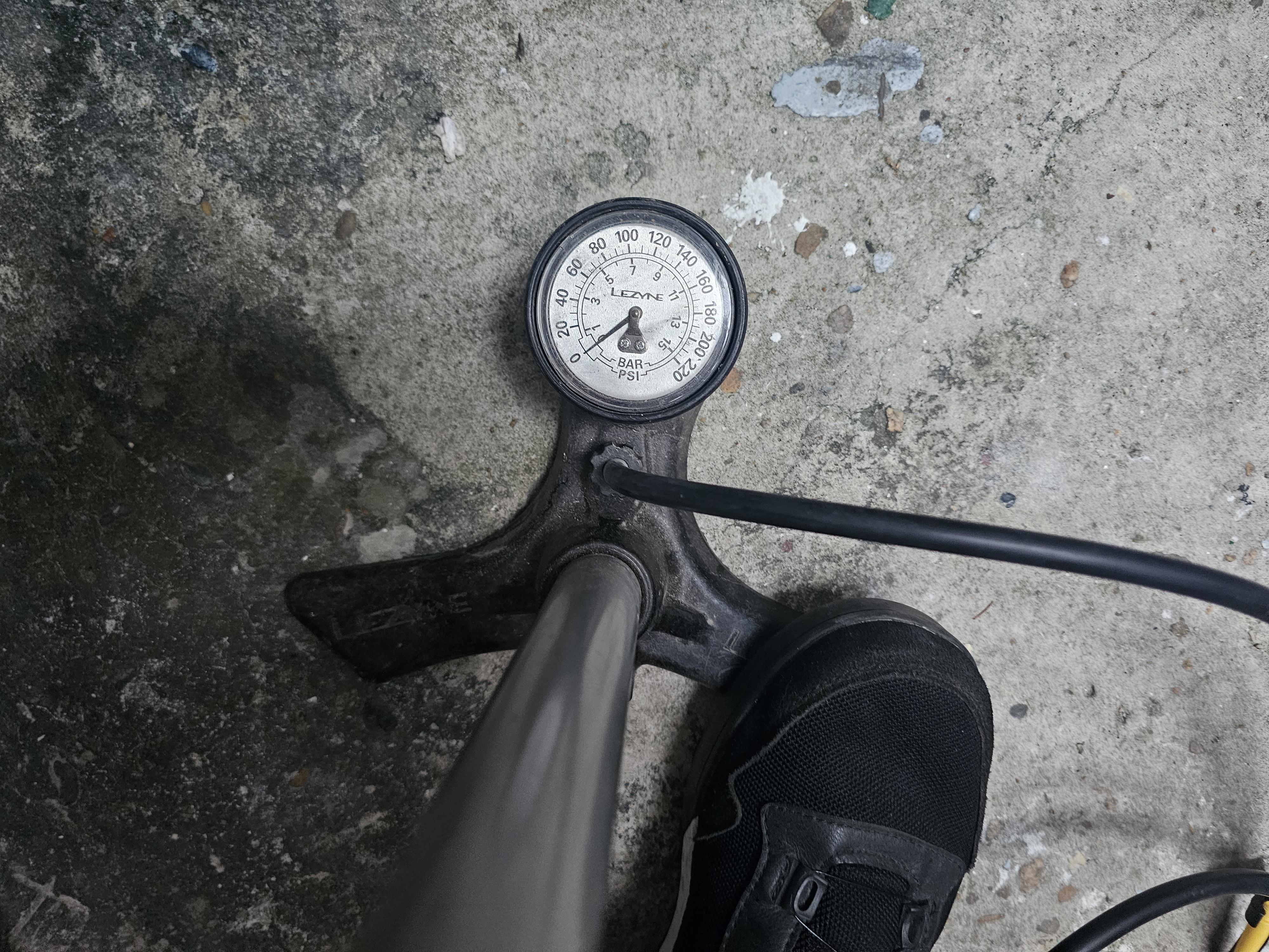 공기 주입 후 밸브 캡 마무리