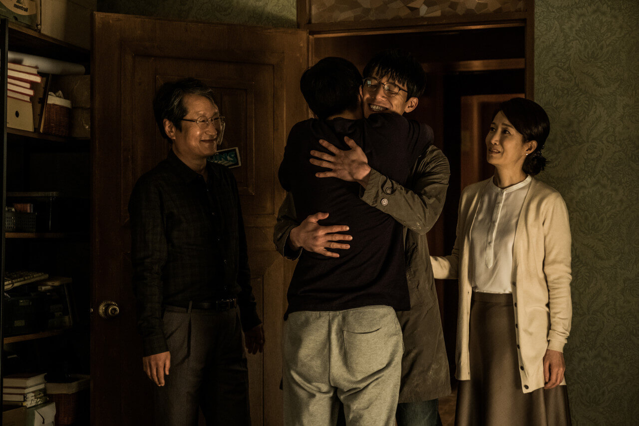 19일 만에 집으로 돌아온 형 유석을 끌어안는 진석과 그 모습을 흐뭇하게 바라보는 부모님