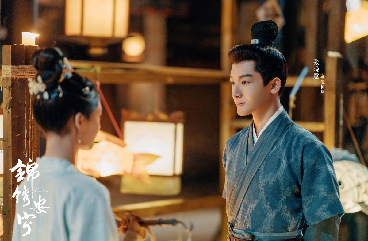 금수안녕-장완이-여자에게 물건 받는 모습