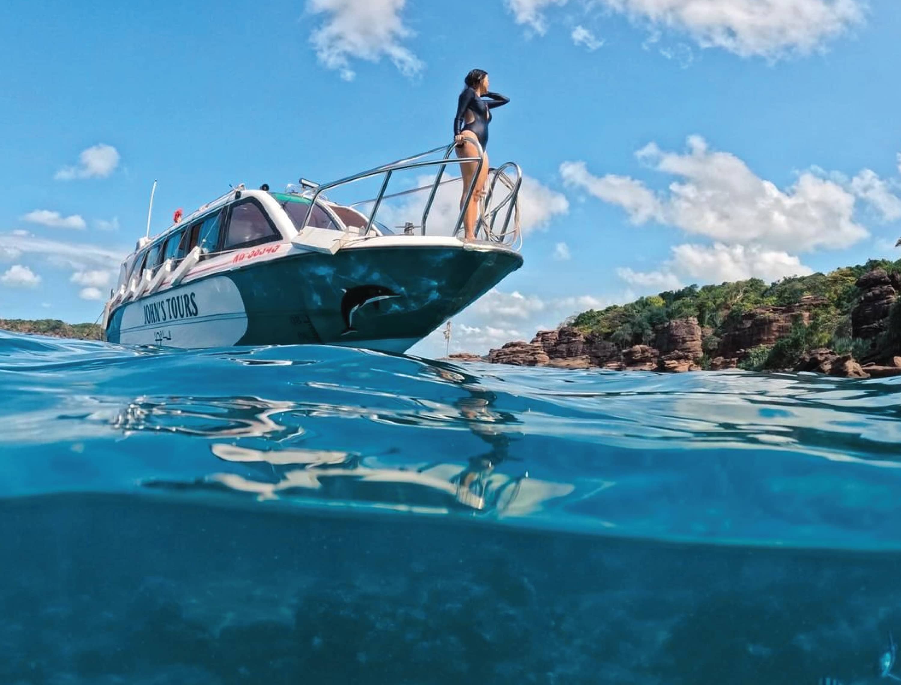 베트남의 아름다운 섬 - 스피드 보트 위에 한 여성