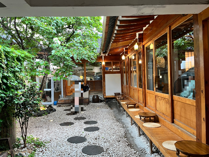 훌림목 한옥 처마와 마당