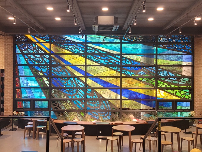 서울 목동성당 카페 아인 카렘에 있는 스테인드글라스