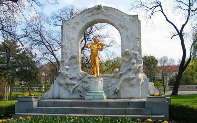 슈트라우스 기념 동상 사진