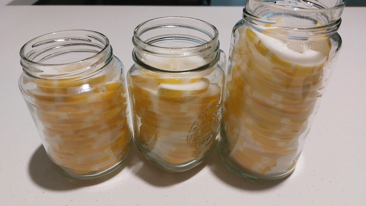 유리병에 담긴 참외피클 사진