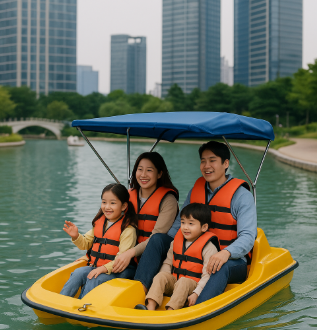 송도 센트럴파크에서 수상보트를 타고 있는 가족