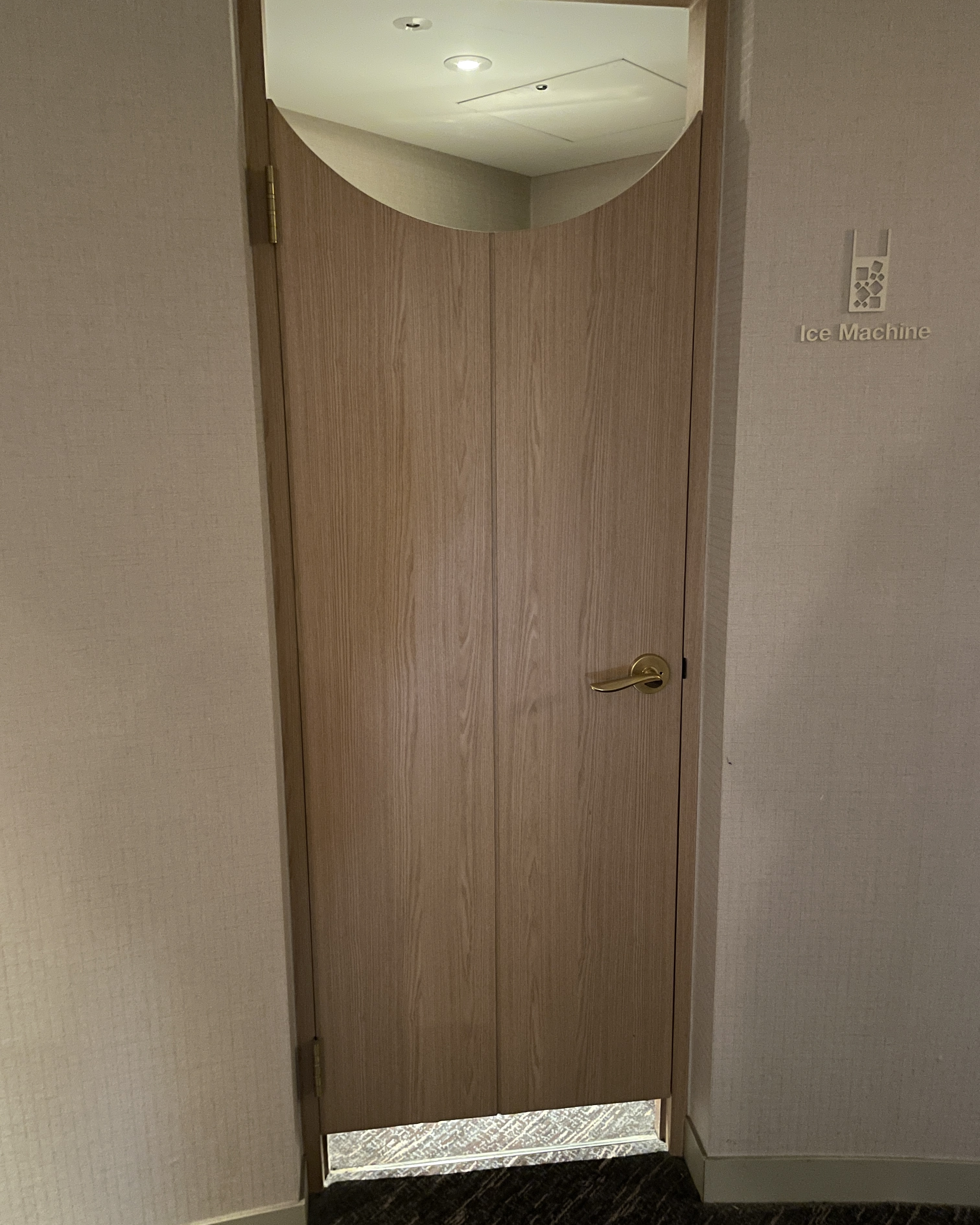 얼음정수기 쪽 문 모습.