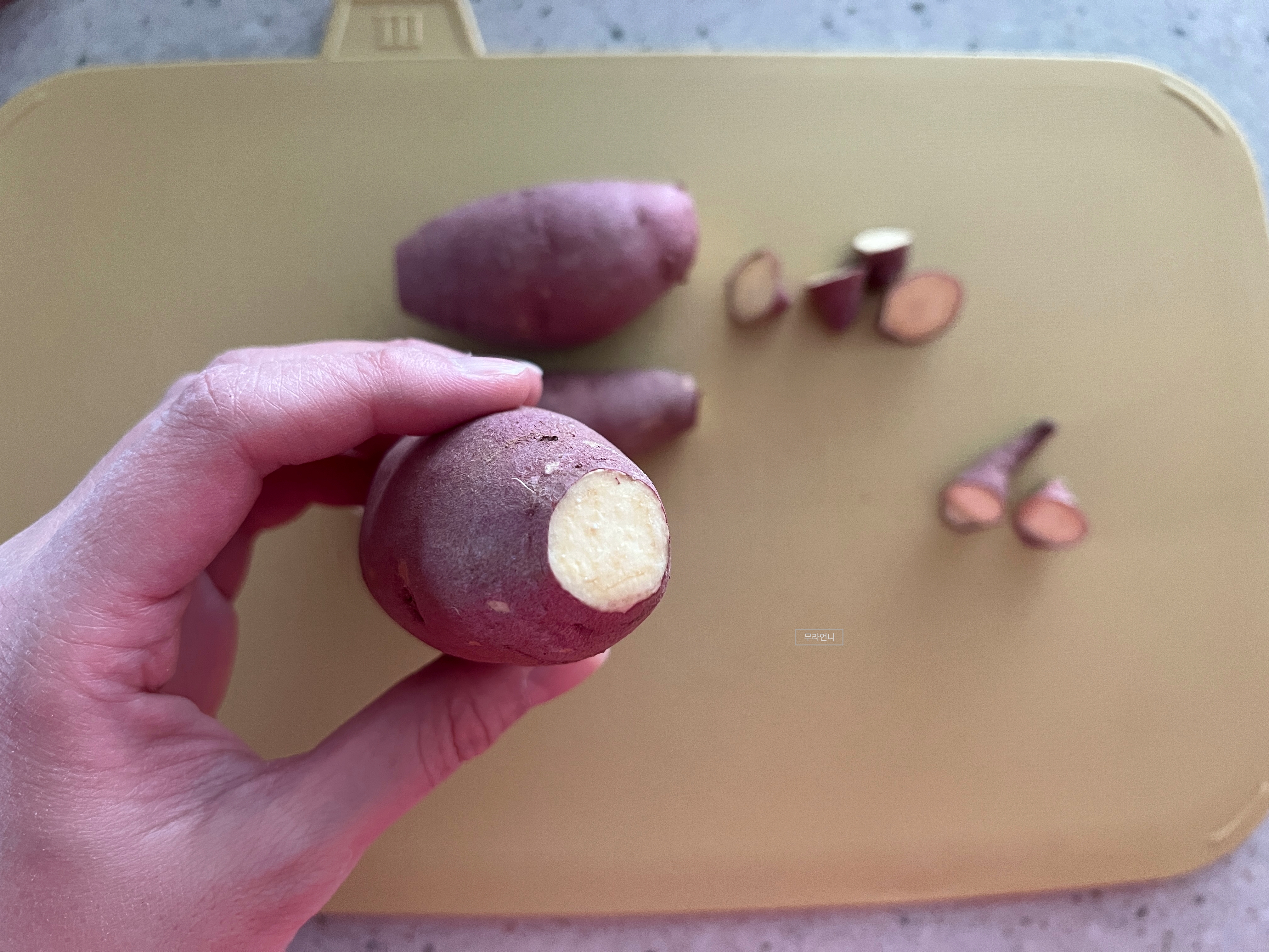 양 끝을 잘라야 수분이 날라가는 걸 막고 단맛을 더 높일 수 있어요