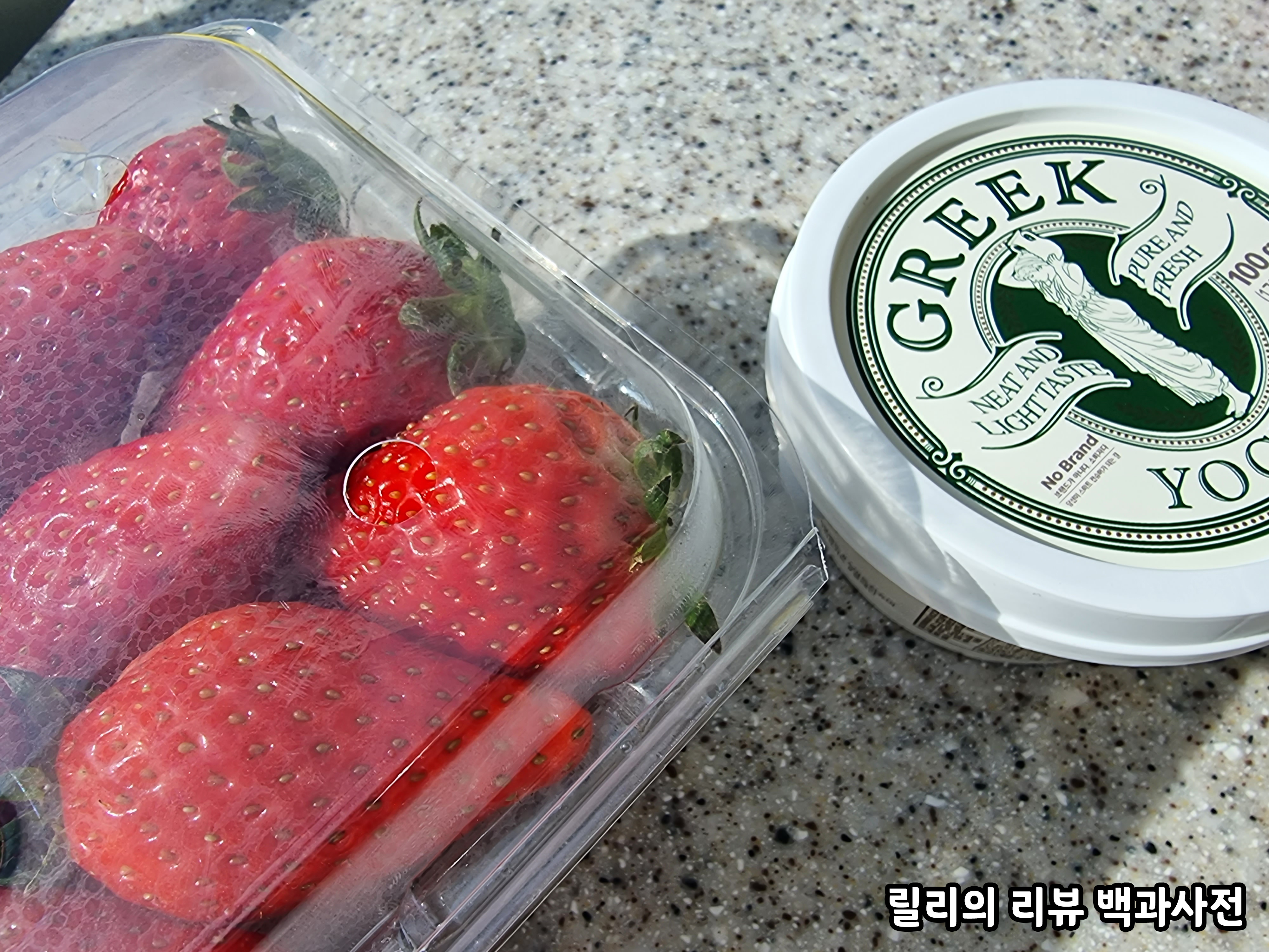 썸네일과 동일하게 딸기와 그릭요거트 사진&#44; 글은 없다.