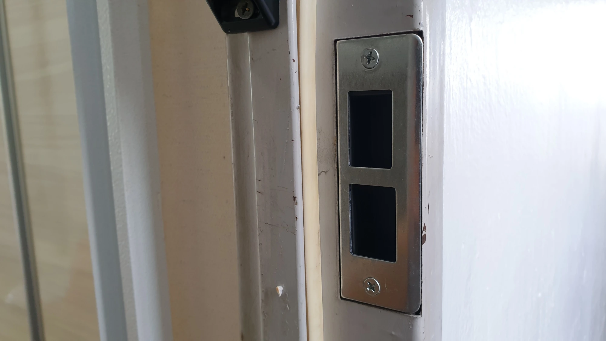 문틀 부품 고정 모습