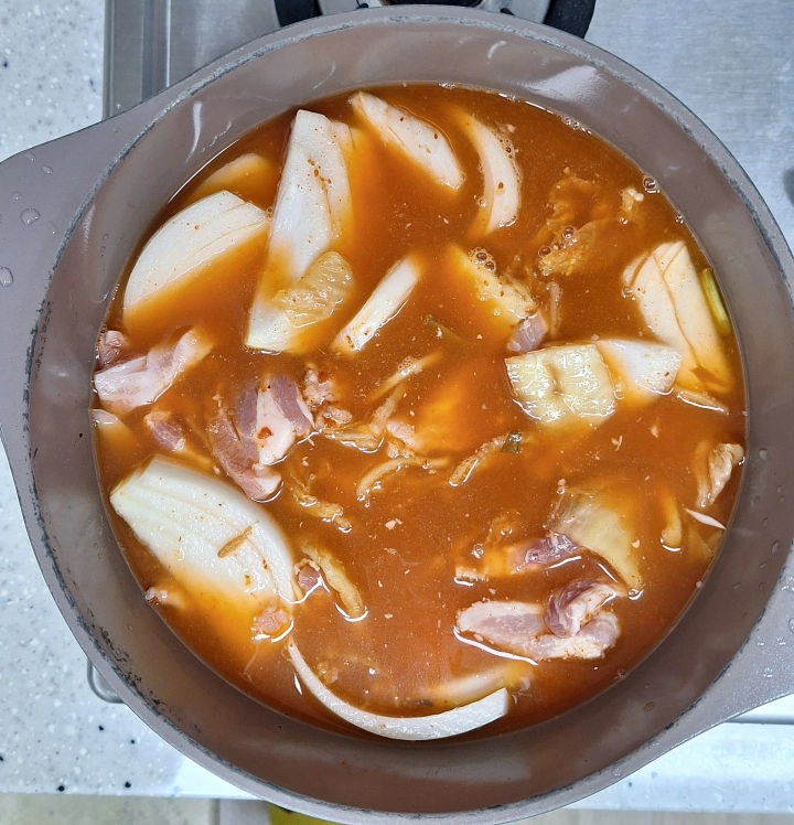 삼겹살-김치찌개-물-붓고-끓이기