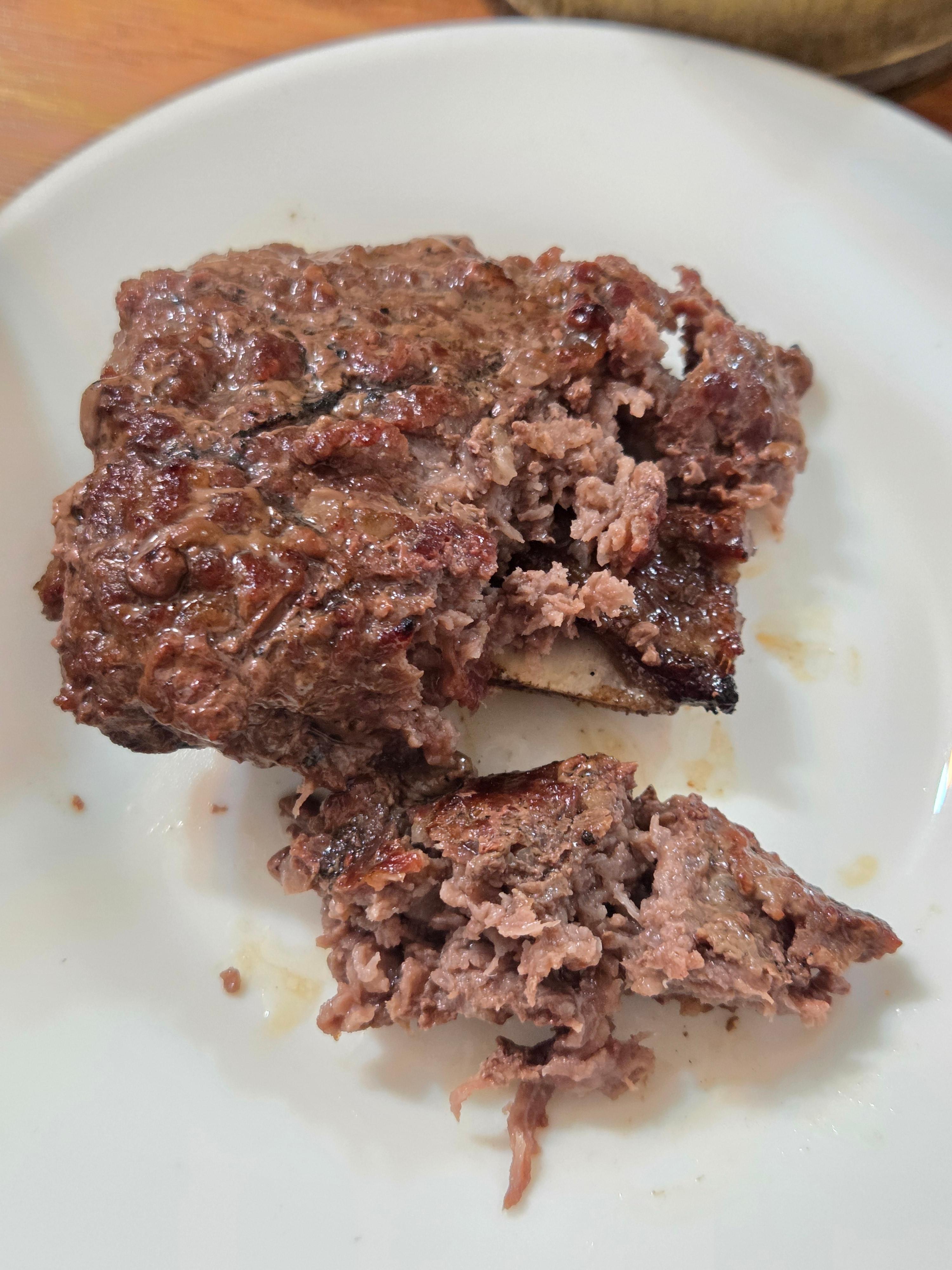 신식당 한우 떡갈비 단면 클로즈업 안쪽에 뼈대가 있고 주변으로 다진 고기가 뭉쳐 구워진 형태