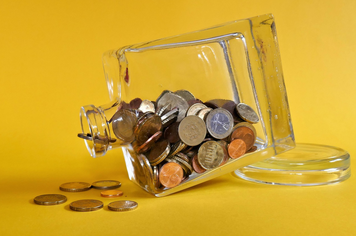 유리병 안에 담긴 동전들