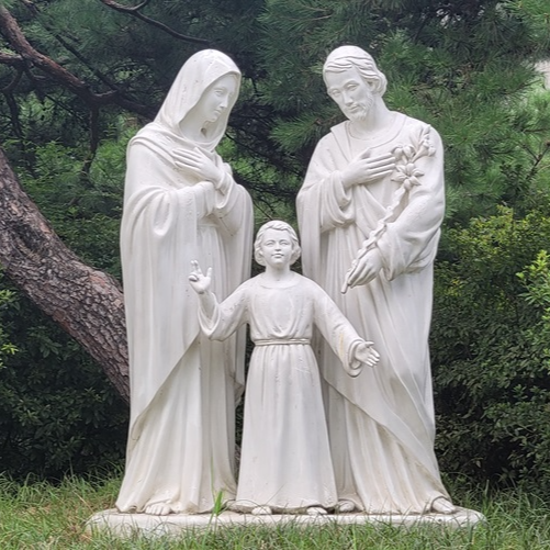 사진은 청주시 복대동성당 안에 있는 성가정상입니다.