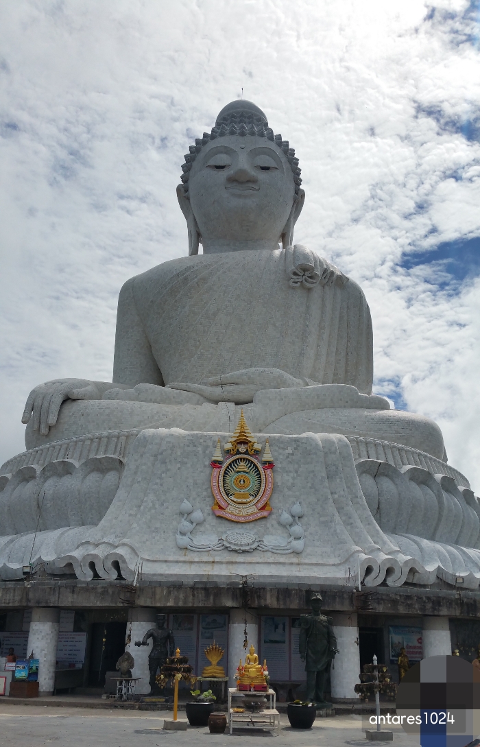 하얀색으로-만들어진-빅부다-전경