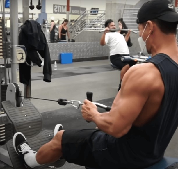 김종국-등근육운동-헬스-반스어센틱착용