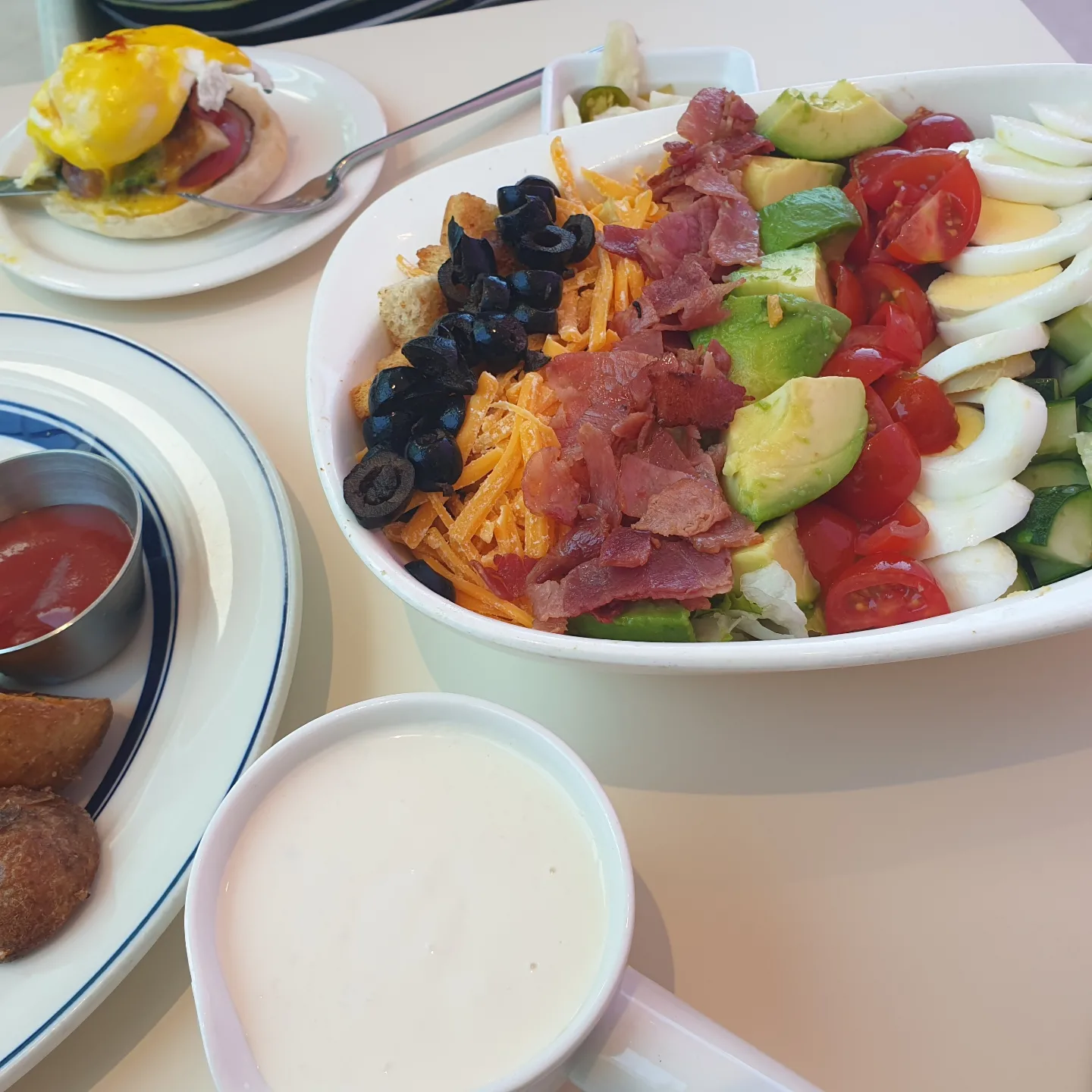 콥샐러드와 에그베네딕트가 맛있어 보이는 사진